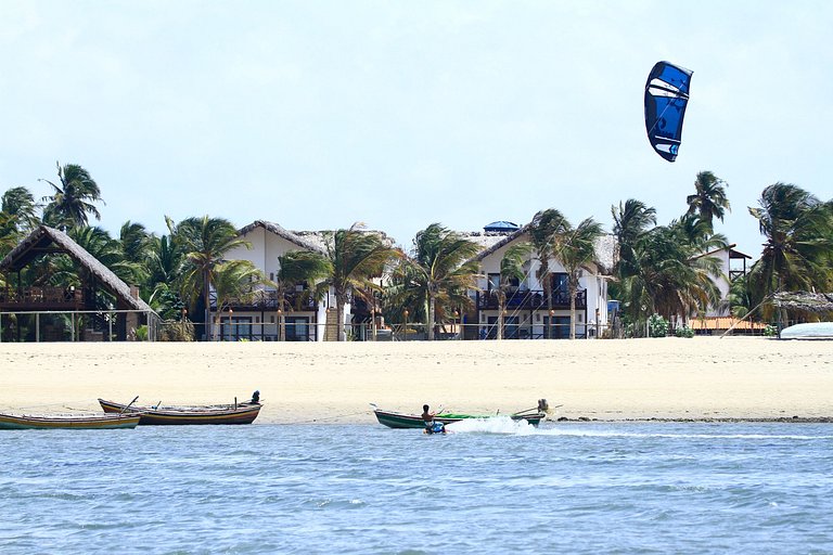 Ap. Peixe Boi Pé na areia com vista frontal e total para o m