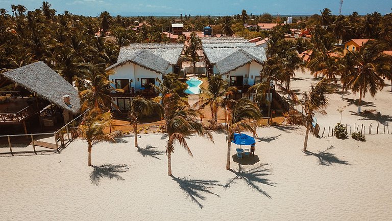 Ap. Peixe Boi Pé na areia com vista frontal e total para o m