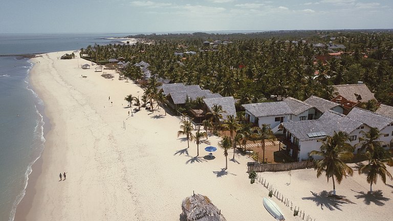 Ap. Peixe Boi Pé na areia com vista frontal e total para o m