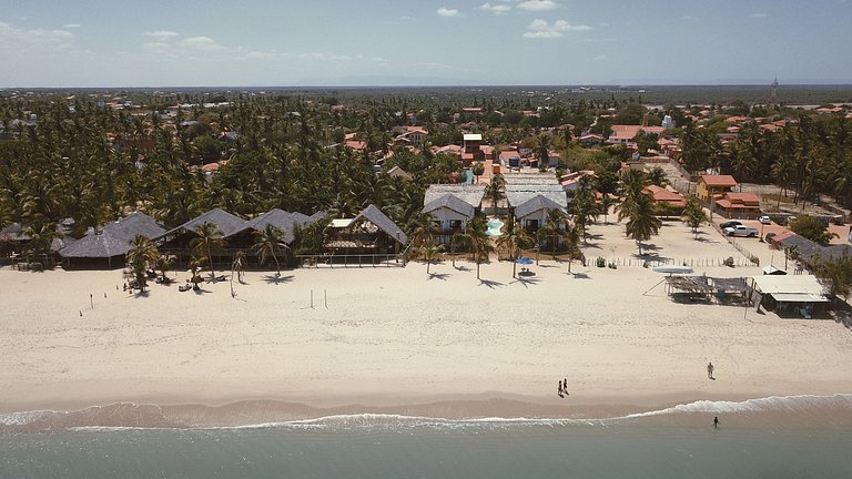 Ap. Peixe Boi Pé na areia com vista frontal e total para o m