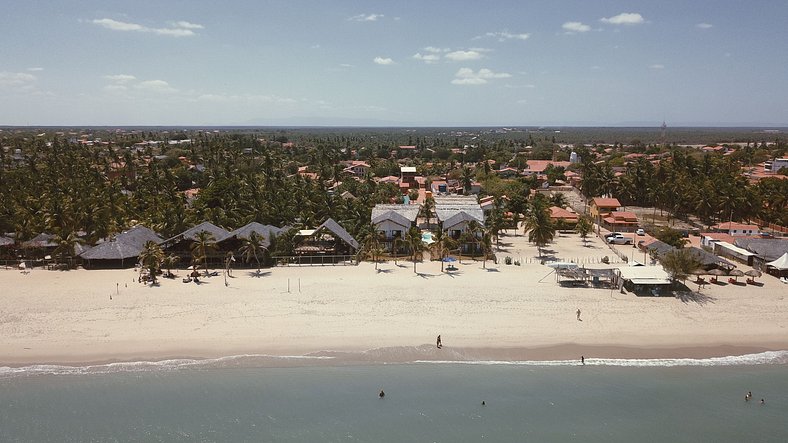 Ap. Peixe Boi Pé na areia com vista frontal e total para o m