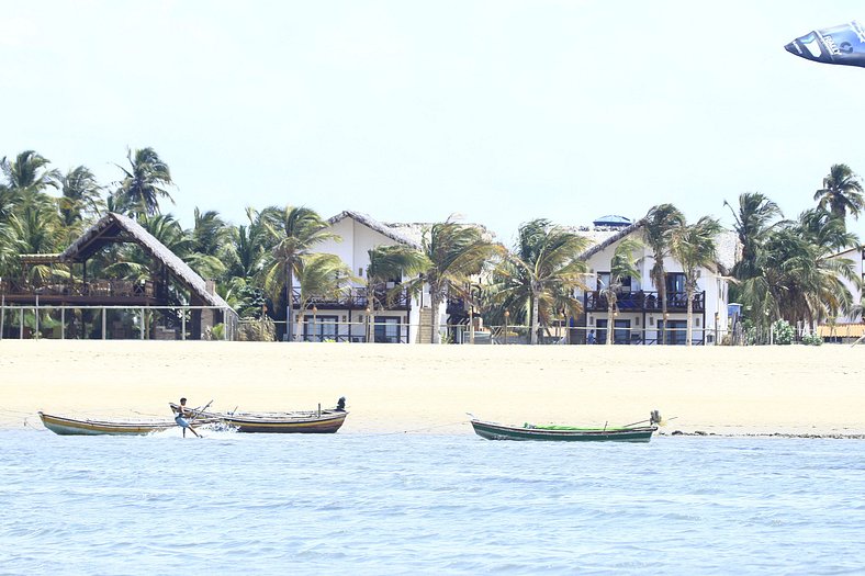 Ap. Peixe Boi Pé na areia com vista frontal e total para o m