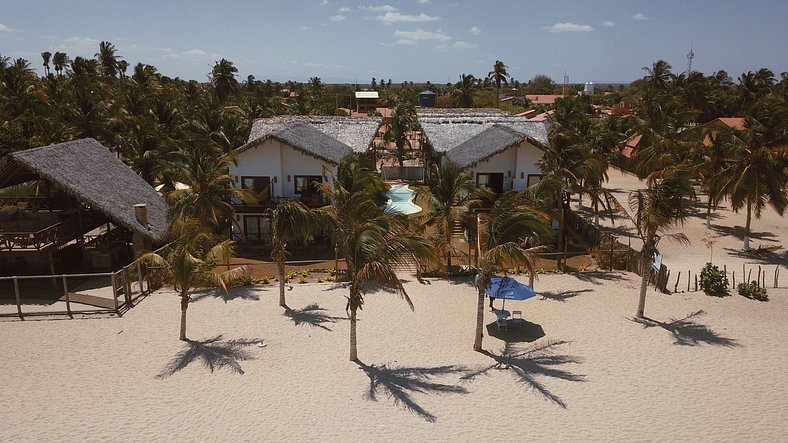 Ap. Vila Mar Pé na areia com vista para o mar e piscina