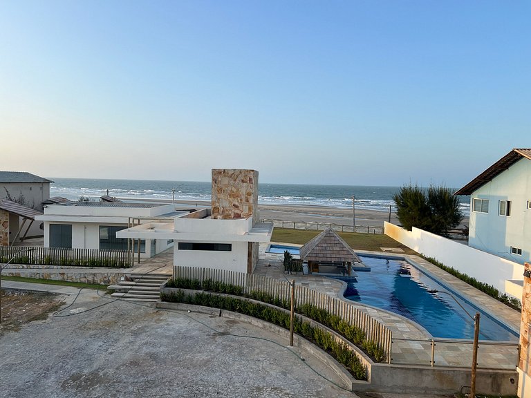 Casa de luxo em condomínio pé na areia com 4 suítes, roftoop