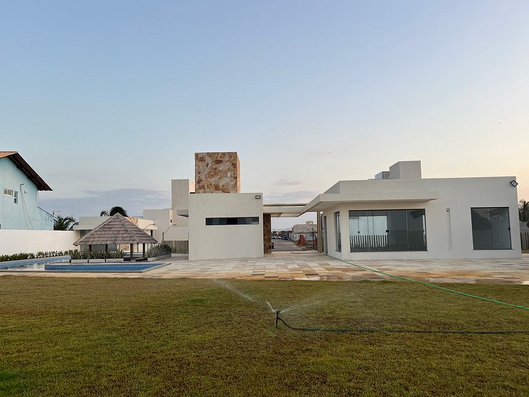 Casa de luxo em condomínio pé na areia com 4 suítes, roftoop