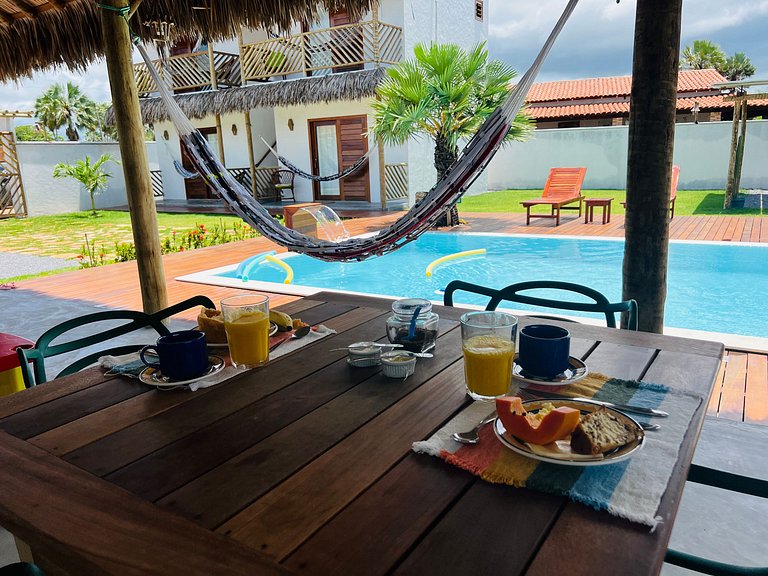 Suíte dupla em condomínio novo com piscina e café da manhã